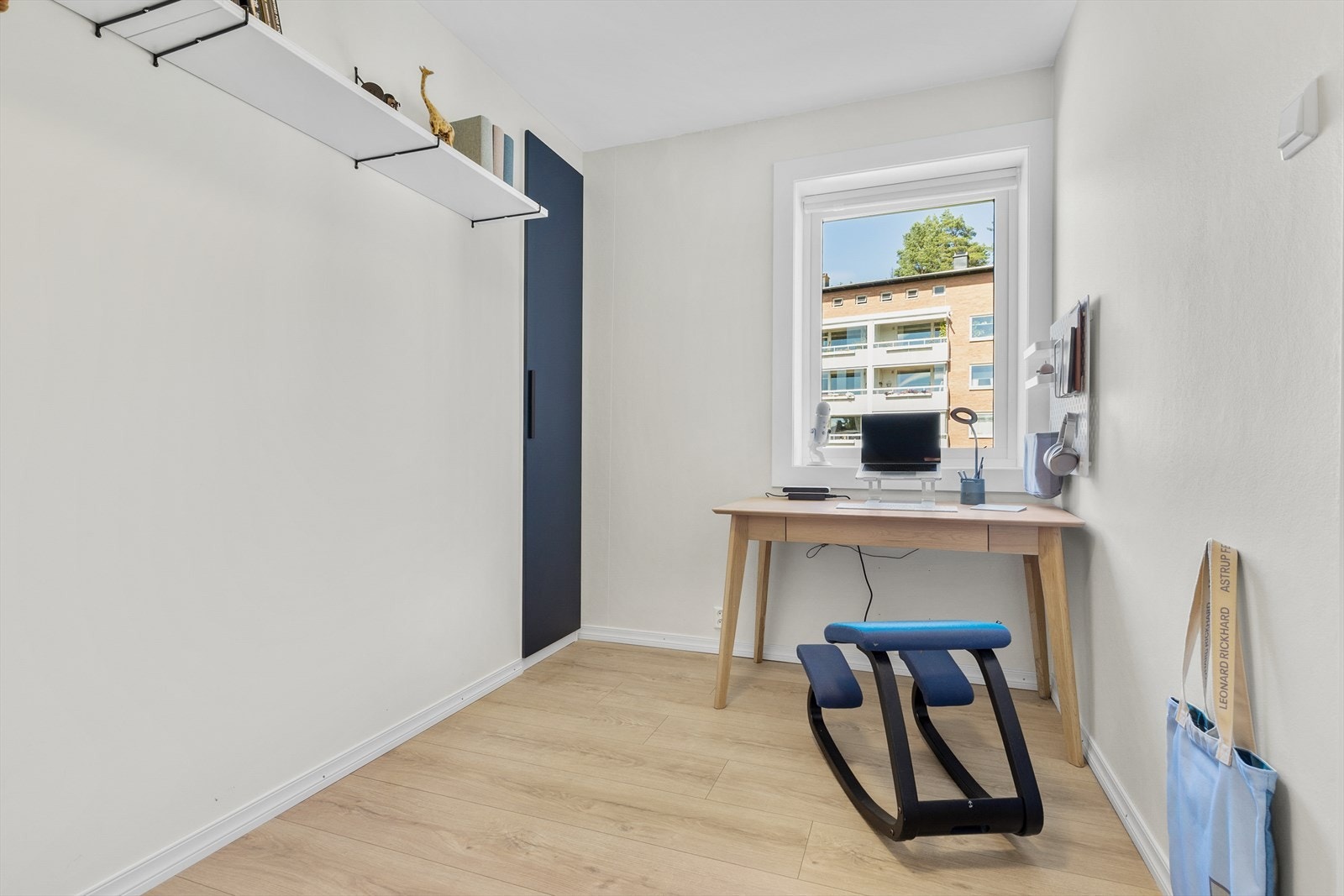 Soverom 2 egner seg ypperlig til gjesterom, barnerom eller kontor. Oppbevaringsplass i enkelt skap. Galleribilde