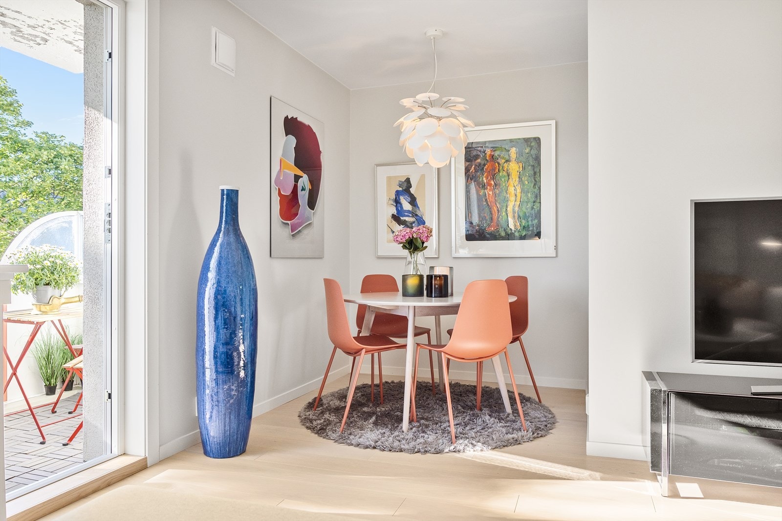 Planløsningen åpner opp for flere møbleringsmuligheter med god plass til sofagruppe, TV-møbler og spisebord med tilhørende stoler. Galleribilde