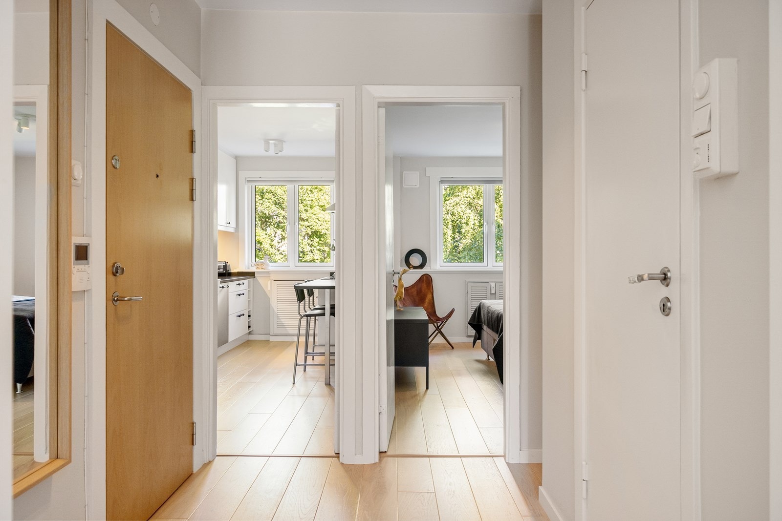 Fra gang er det adkomst til separat kjøkken, soverom og baderom. Galleribilde