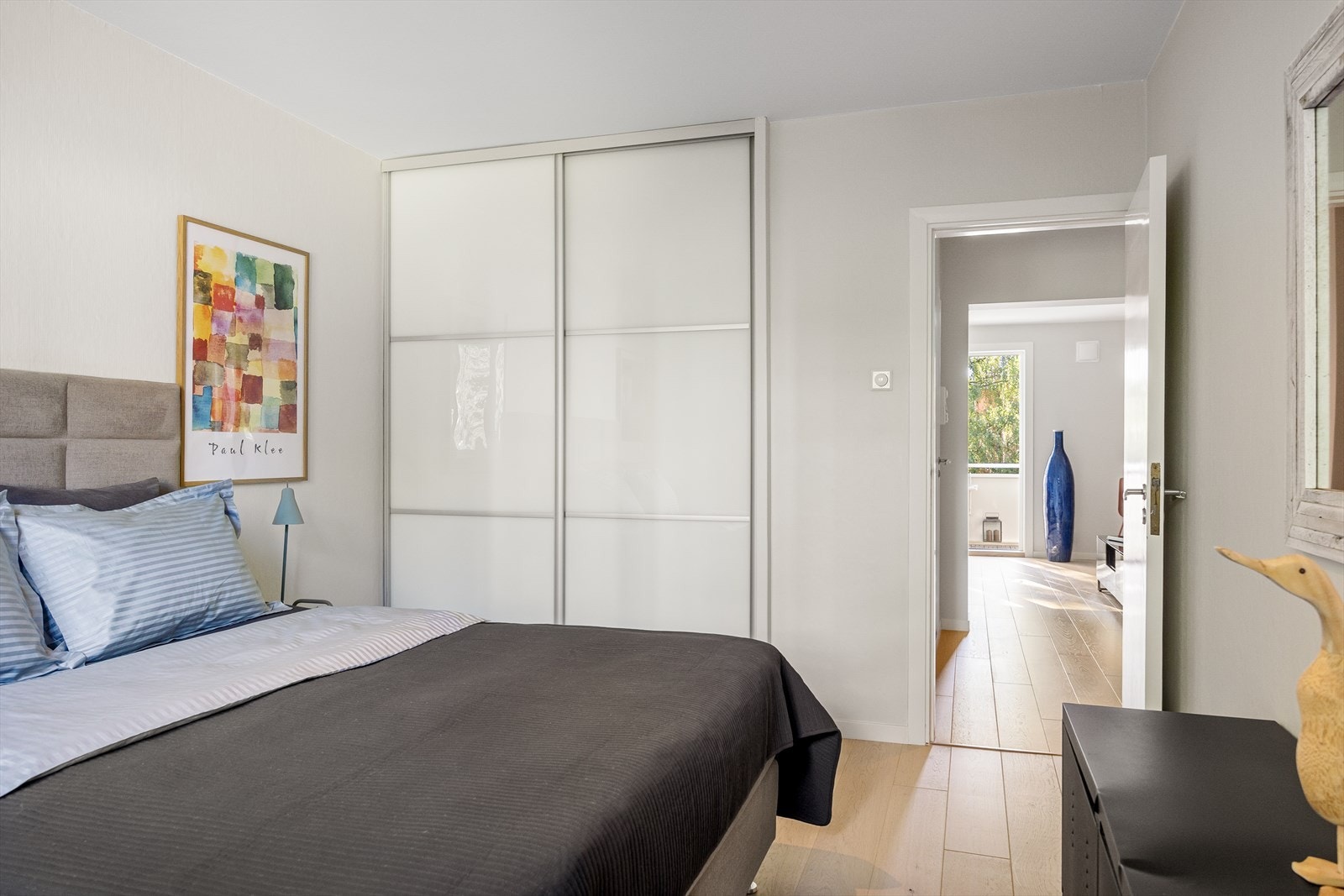 Det er gode oppbevaringsmuligheter i romslig skyvedørsgarderobe. Galleribilde