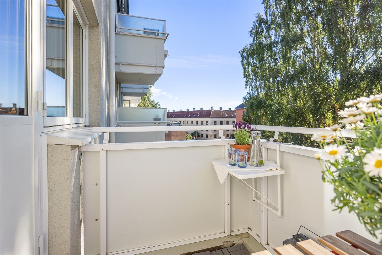 På vår- og sommerhalvåret blir balkongen som en forlengelse av stuen og innbyr til mer samvær og fine stunder med familie og venner. Galleribilde