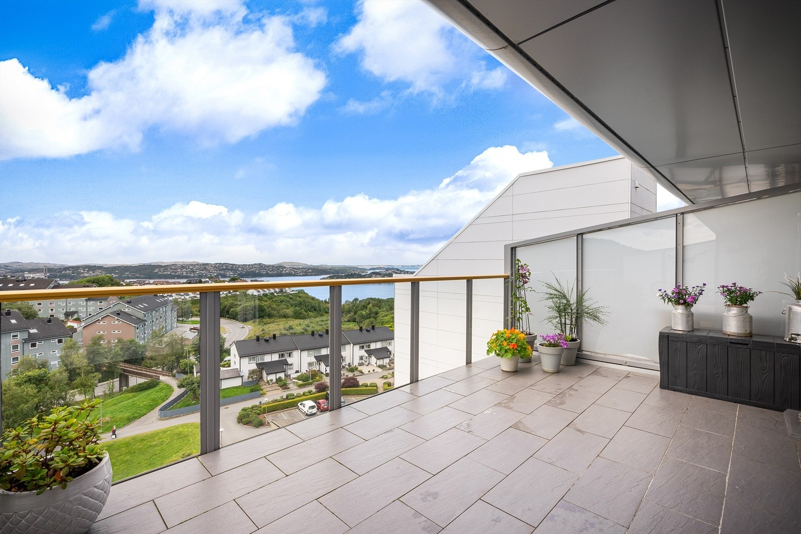 Leiligheten har en sjeldent god beliggenhet i borettslaget, høyt og fritt uten innsyn. Galleribilde