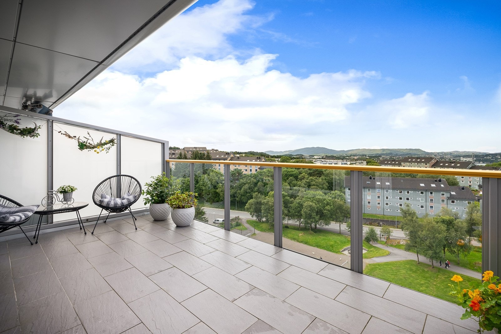 Terrassen er på ca 18 m² og kan enkelt innredes med flere sittegrupper. Galleribilde