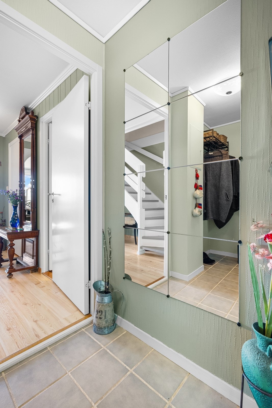 Flislagt inngangsparti og lyse overflater. Galleribilde