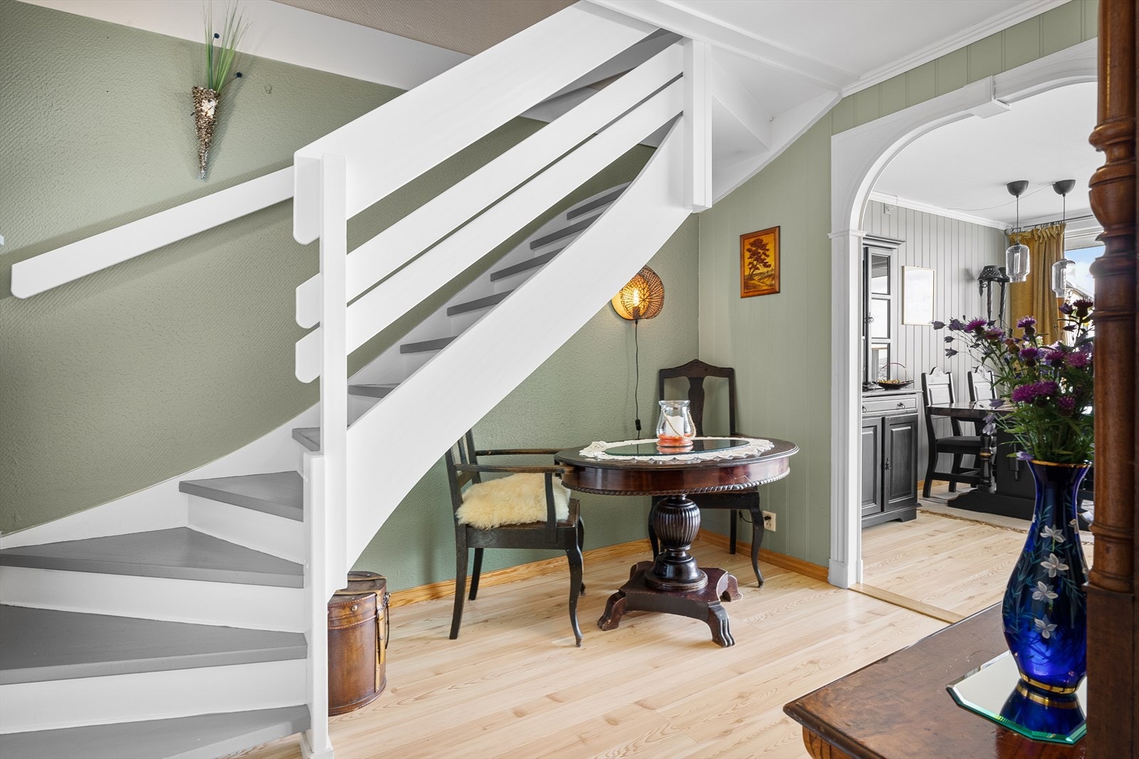 Trappen opp leder deg til leilighetens 3 soverom, bad, vaskerom, bod og walk-in garderobe. Galleribilde