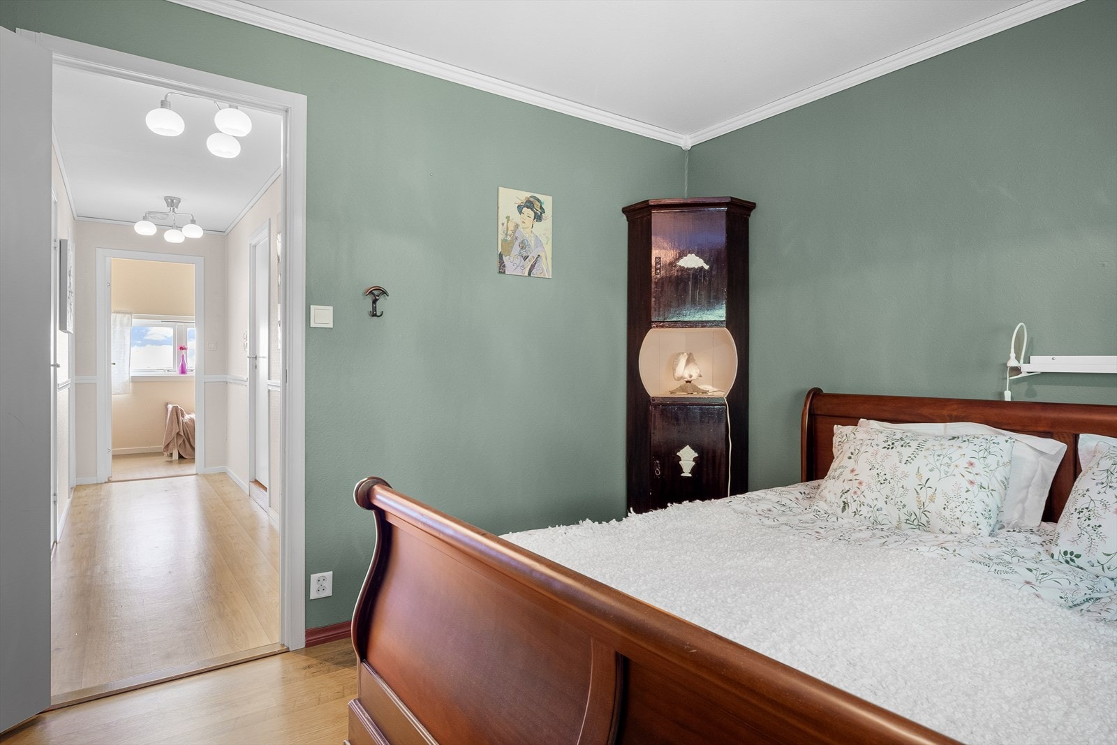 Ellers er det god plass til stor dobbeltseng, nattbord og annen ønsket innredning på rommet. Galleribilde