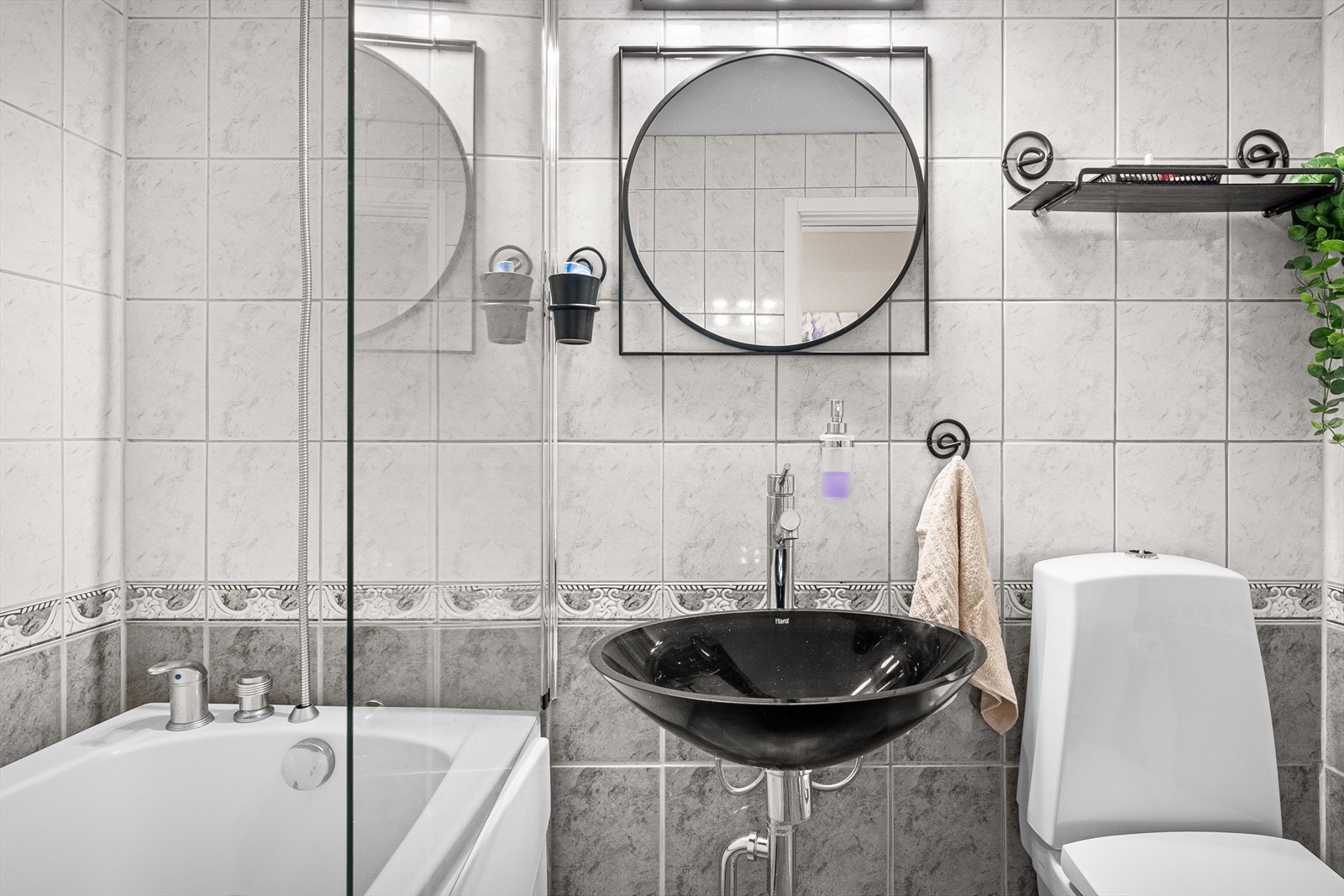 Badet er helfliset med varmekabler i gulvet. Galleribilde