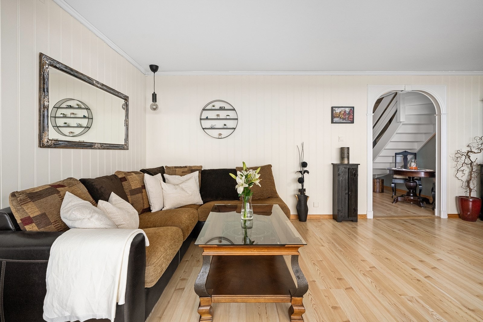 Romslig stue på 23,4 m² med god plass til sofagruppe og spisebord. Galleribilde