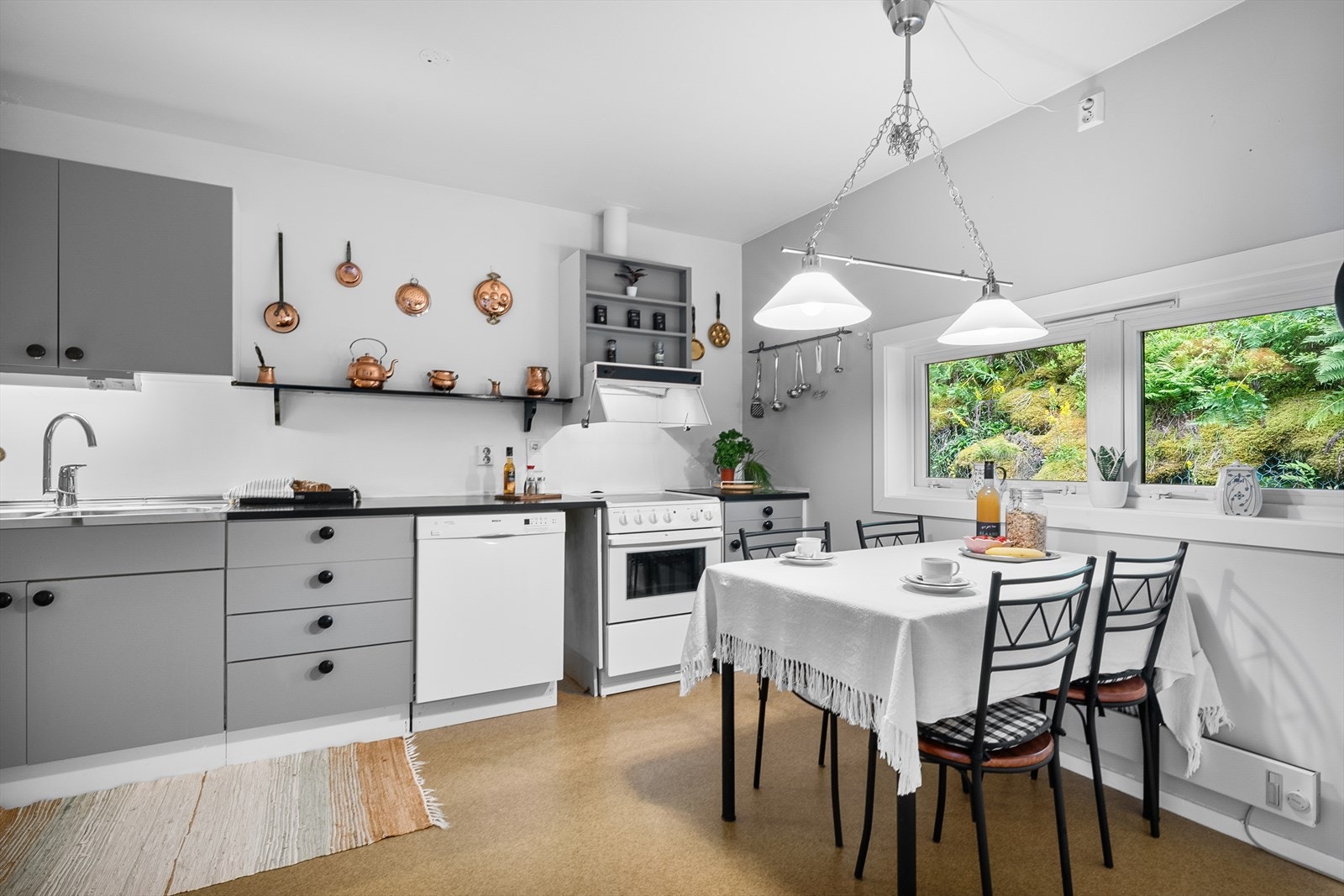 Kjøkkenet er fra byggeår, men malt i tidsriktige farger. Galleribilde