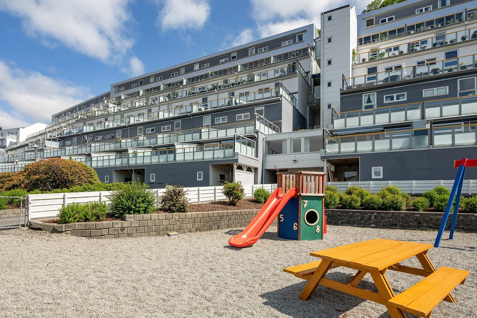 Pent opparbeidete uteområder med lekeplass på borettslagets tomt. Galleribilde