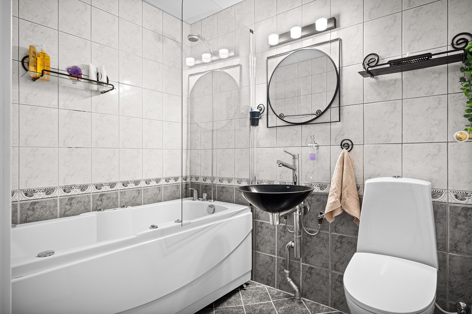 Badet er pusset opp i 2004 og holder en funksjonell standard. Galleribilde