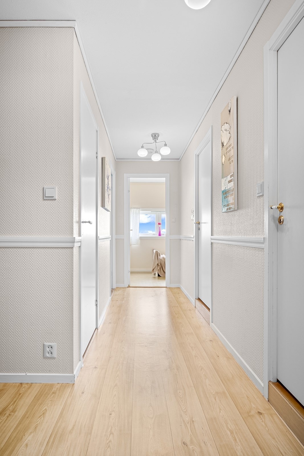 Gangen forgrener seg til samtlige rom i etasjen. Galleribilde