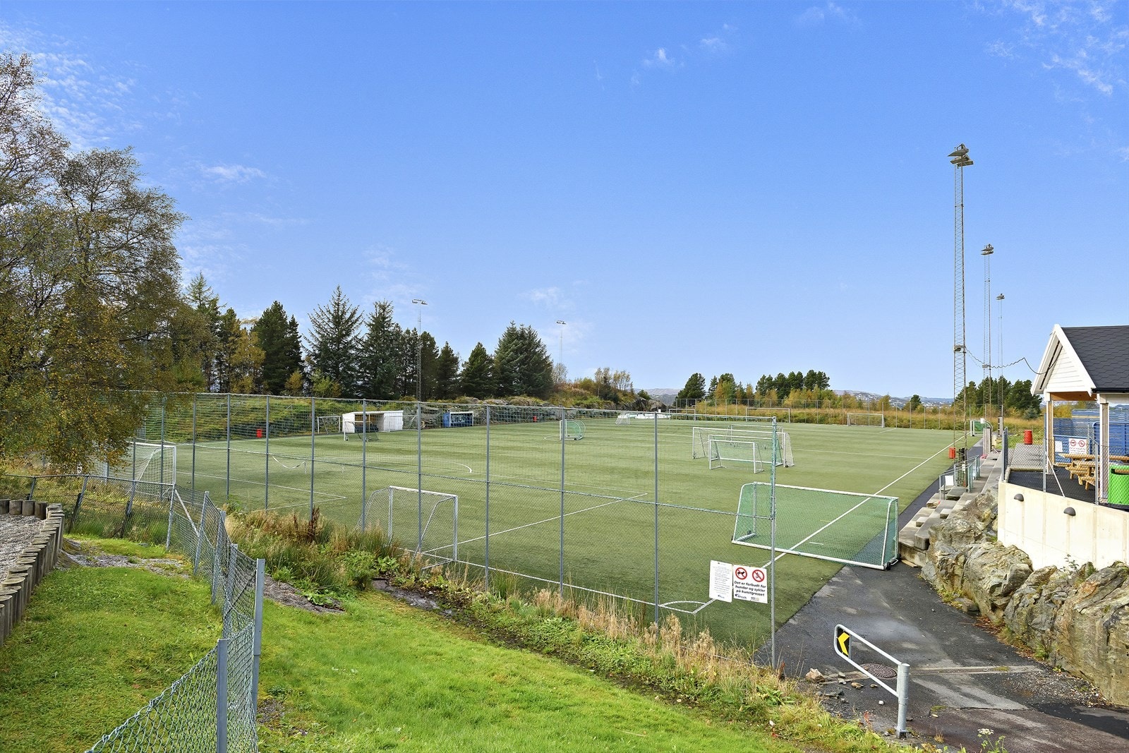 Olsvik idrettsplass ligger like ved Olsvik barne- og ungdomsskole. Få minutters gange til Olsvik VGS. Galleribilde