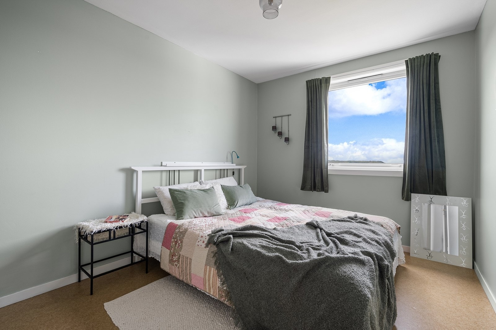 Det andre soverommet er på 11,4 m² og har god plass til dobbeltseng og innredning. Galleribilde