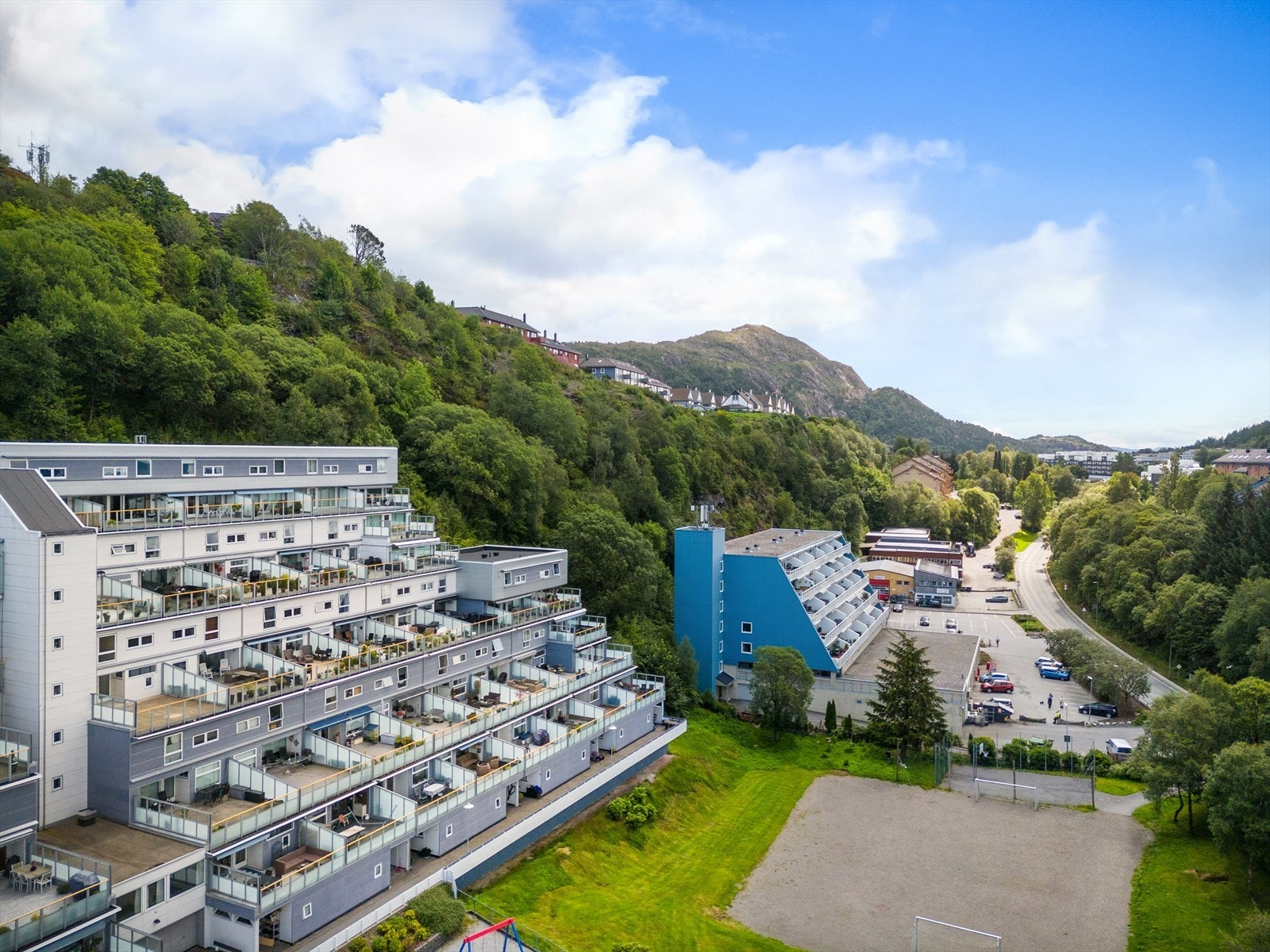 Andelen disponerer fast garasjeplass. Ellers er det felles parkeringsplass for gjester og ladeplasser i borettslaget. Det er mulighet for å etablere dette på egen plass. Galleribilde