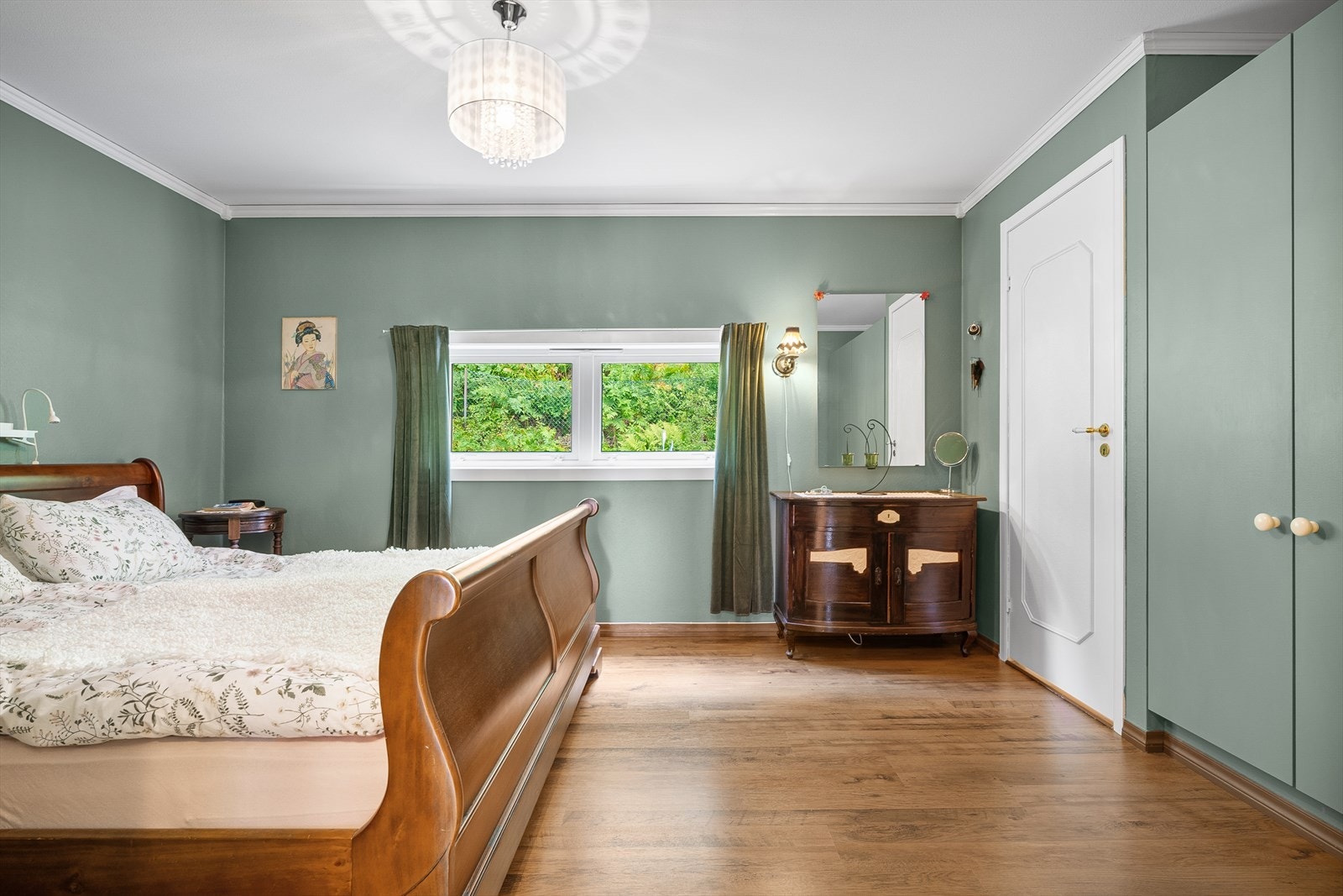 Hovedsoverommet måler 15 m², med dør inn til walk-in garderobe. Galleribilde