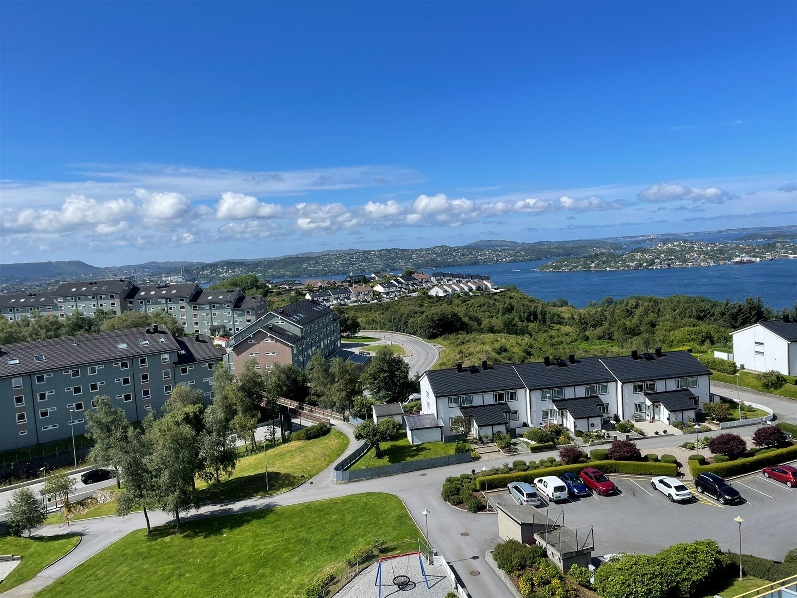 Fra leilighten er det knappe 5 minutter kjøring til Vestkanten Storsener og ca. 10 minutter kjøring til Bergen sentrum. Galleribilde