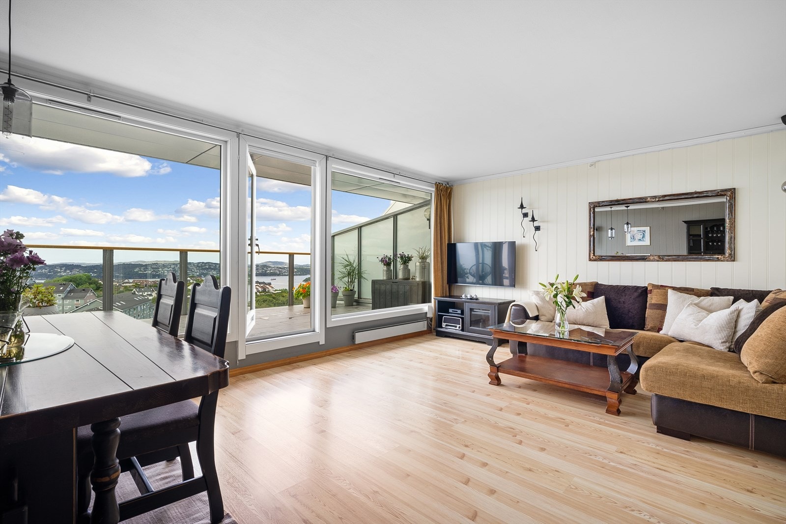 Store vindusflater og herlig utsikt mot Sotra, Askøy og innseilingen til Bergen. Galleribilde