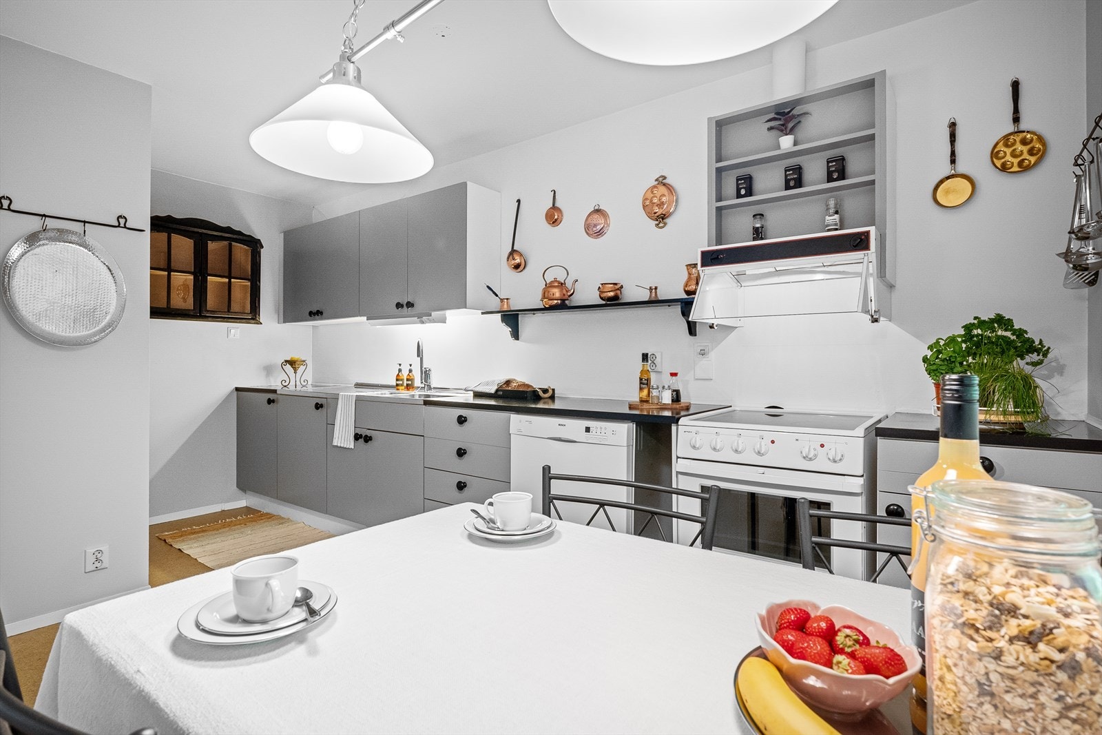 Romslig kjøkken på nesten 13 m² med mye benkeplass. Her er det også god plass til spisebord. Galleribilde