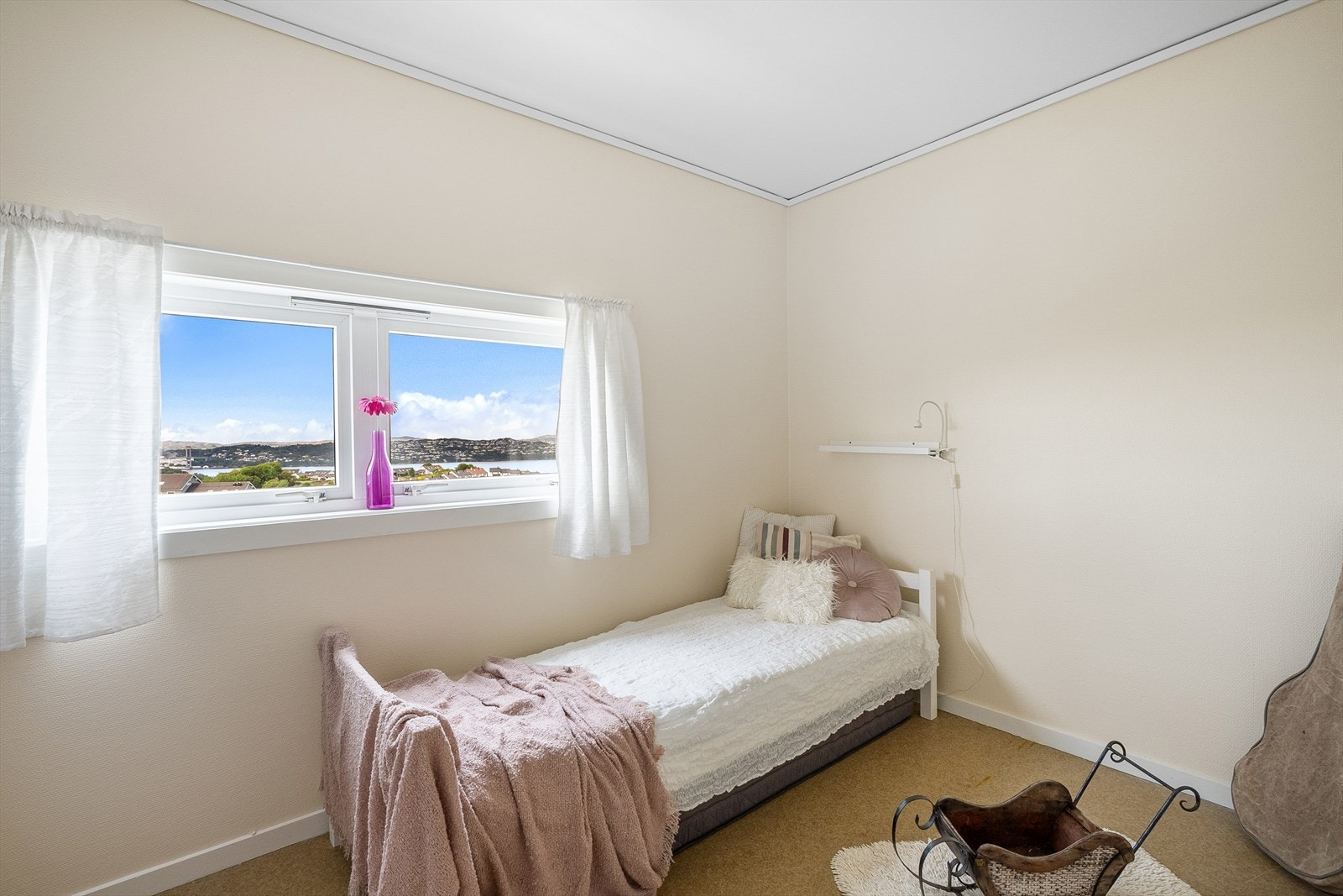 Det tredje soverommet måler 6,2 m² og har flott utsikt mot fjorden. Galleribilde