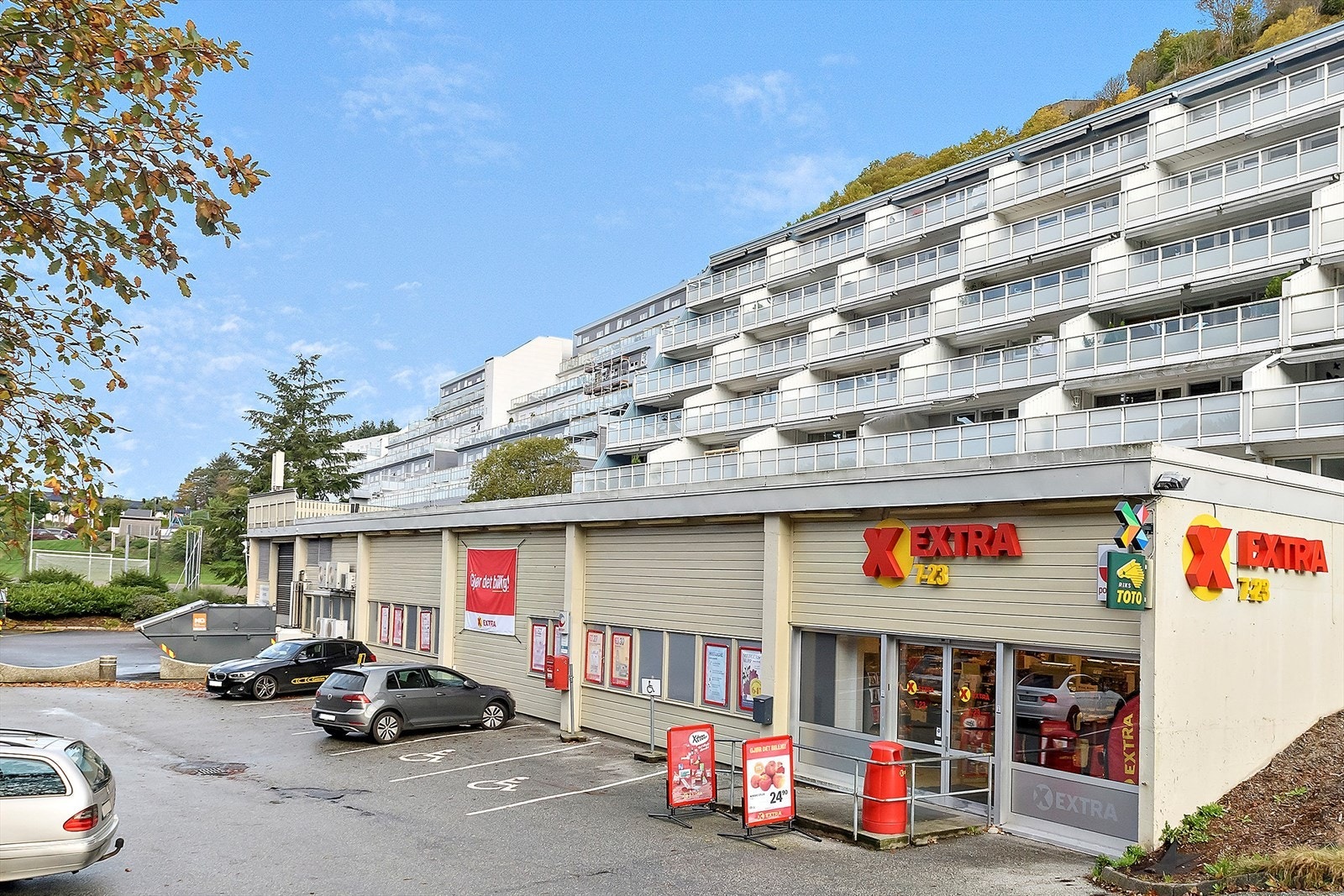 Nærmeste dagligvarebutikk er Extra som befinner seg rett ved boligen. Galleribilde