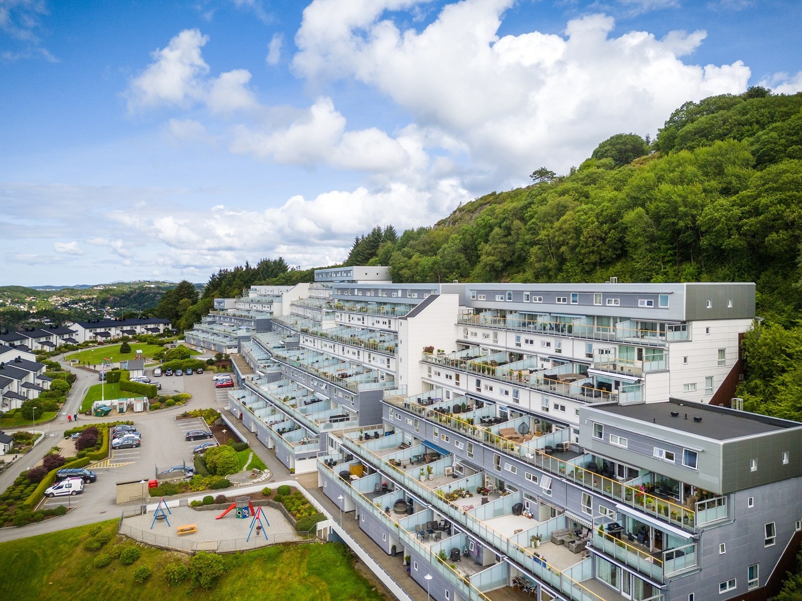 Leiligheten går over byggets to øverste etasjer. Galleribilde