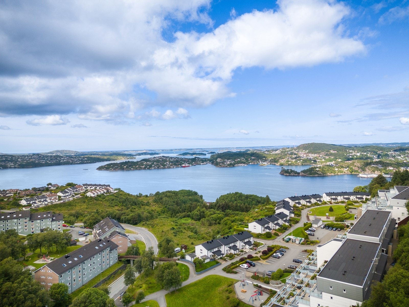 Leiligheten har en super beliggenhet, med maritim utsikt, kort vei fra alt en måtte trenge. Galleribilde