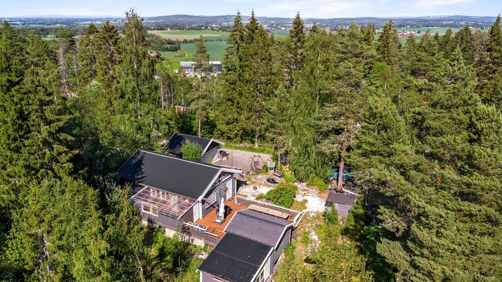 Eiendom omringet av skog og natur. Galleribilde