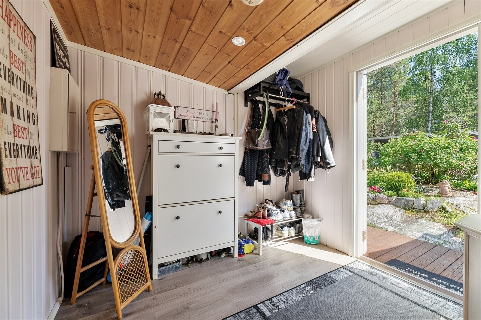 Praktisk entré med oppbevaringsløsninger og direkte utgang til terrassen. Galleribilde