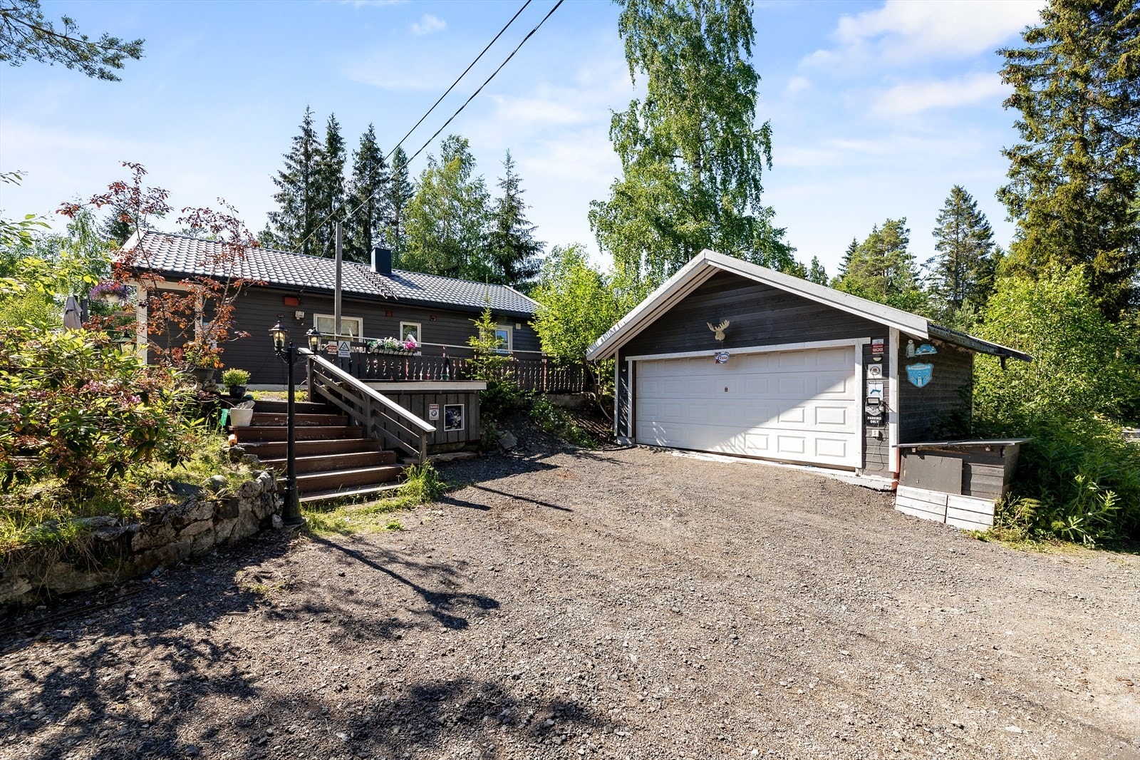 Garasje på 30 m² og god plass til parkering i gruset gårdsplass. Galleribilde