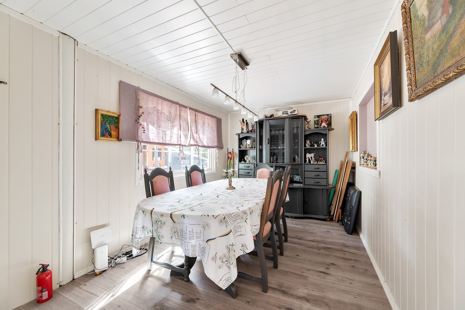 Romslig spisestue med god plass til middagsselskaper. Galleribilde