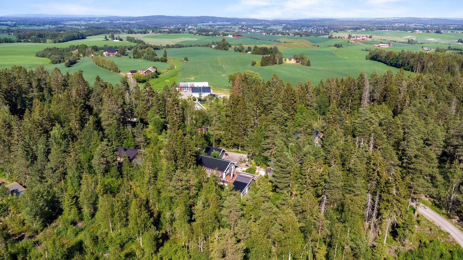 Sørum er et populært turområde, med et nettverk av stier og skogsbilveier som egner seg godt for fotturer, sykling og andre friluftsaktiviteter. Galleribilde