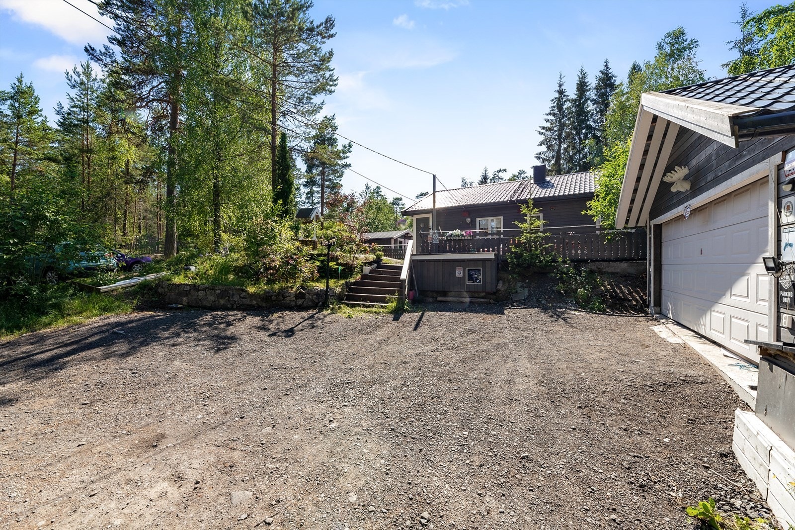 Stor oppkjørsel med god plass til flere biler. Galleribilde