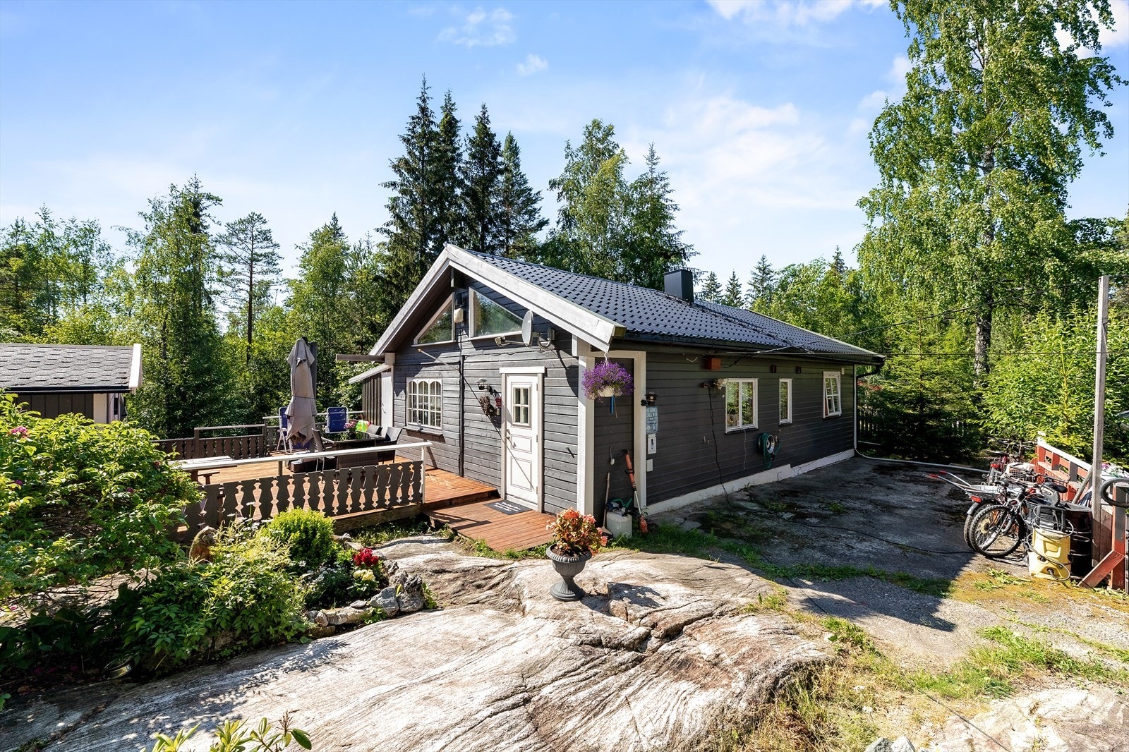 En hyggelig fritidsbolig beliggende i naturskjønne omgivelser på Sørum. Galleribilde
