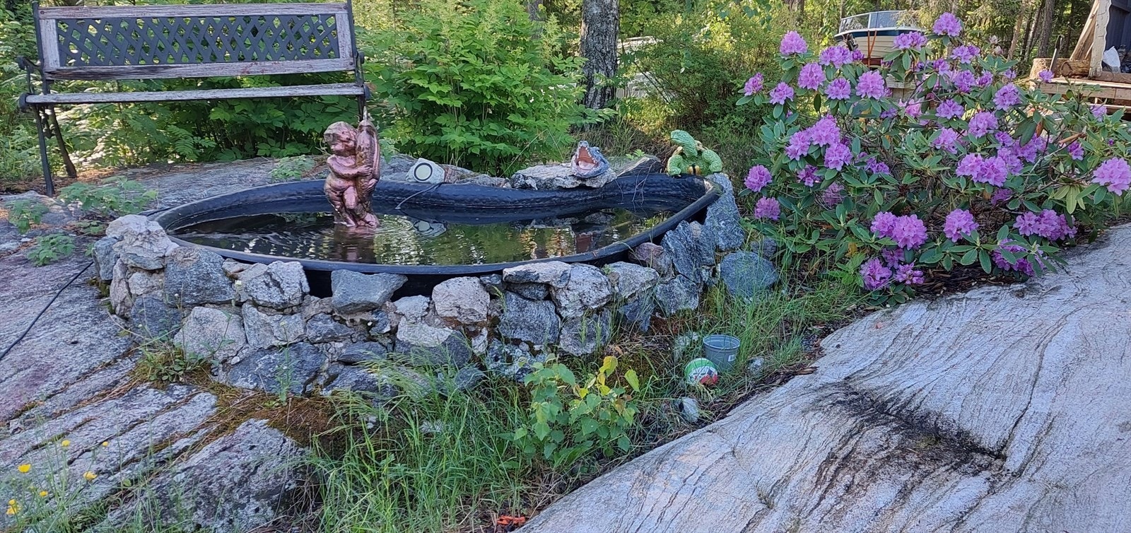 Dekorativ dam i hagen - en sjarmerende detalj. Galleribilde