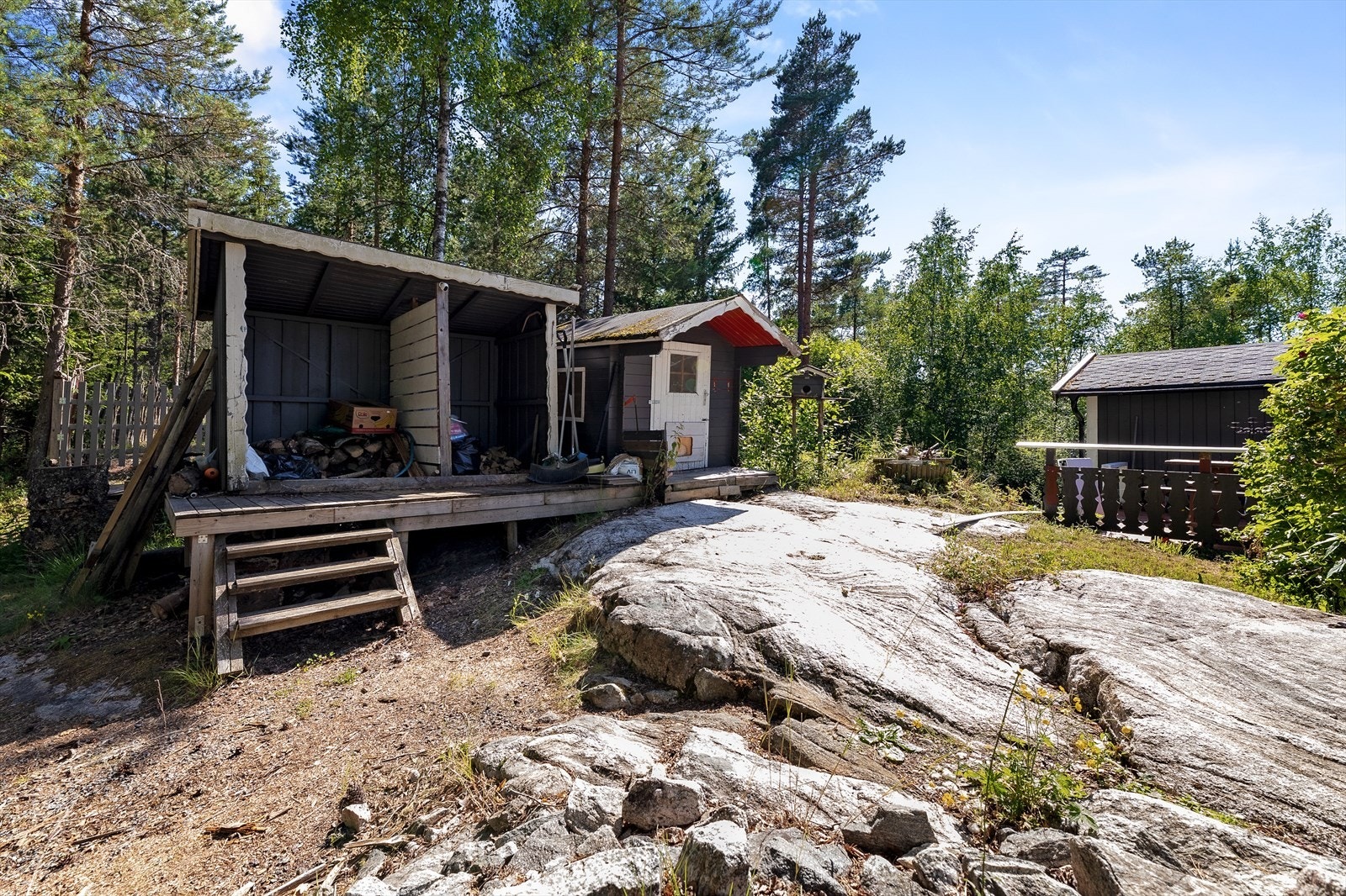 Uthus med lagringsplass på eiendommen. Galleribilde