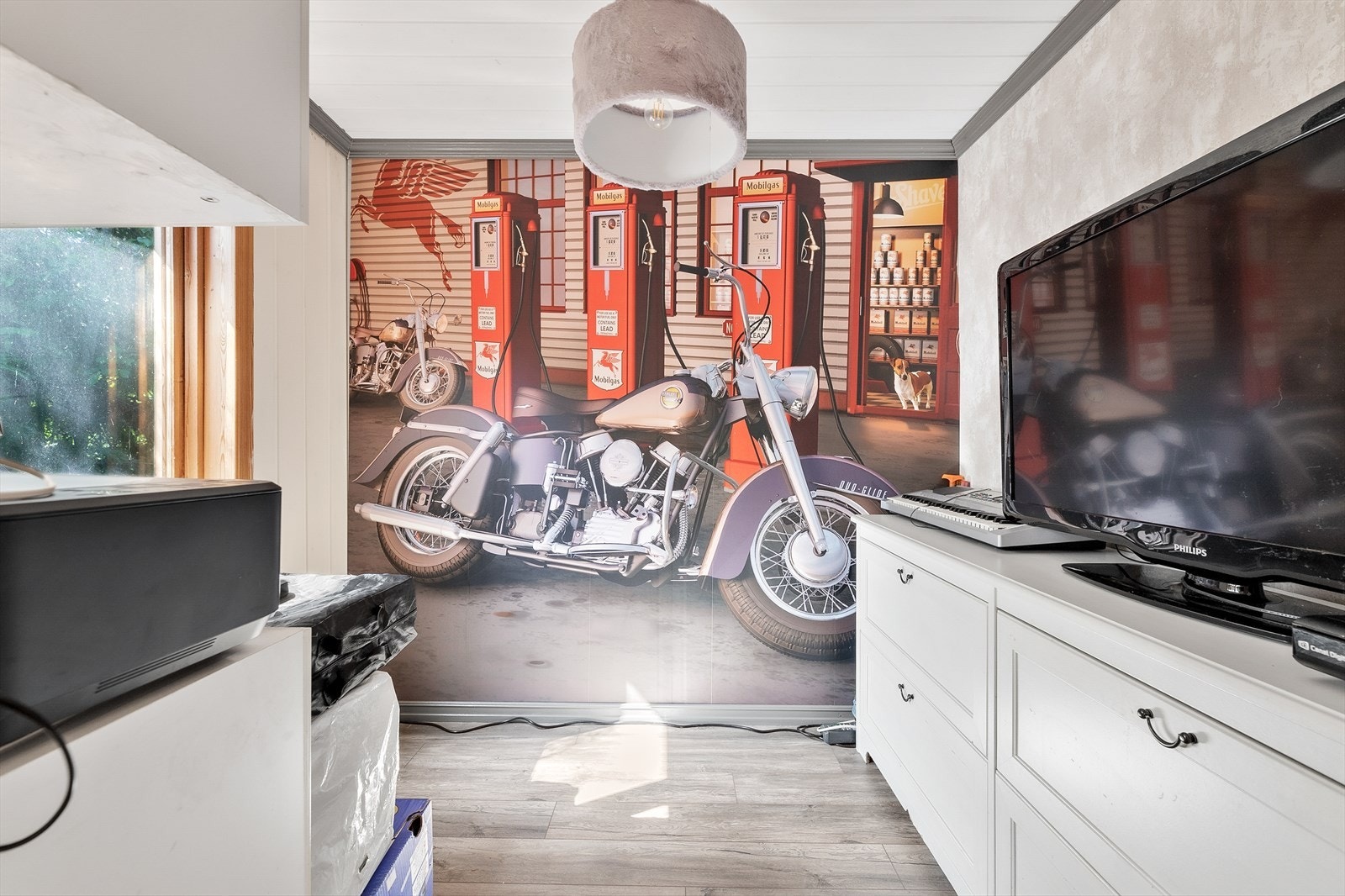 Ekstra rom med unikt veggmaleri - perfekt som hobbyrom. Galleribilde