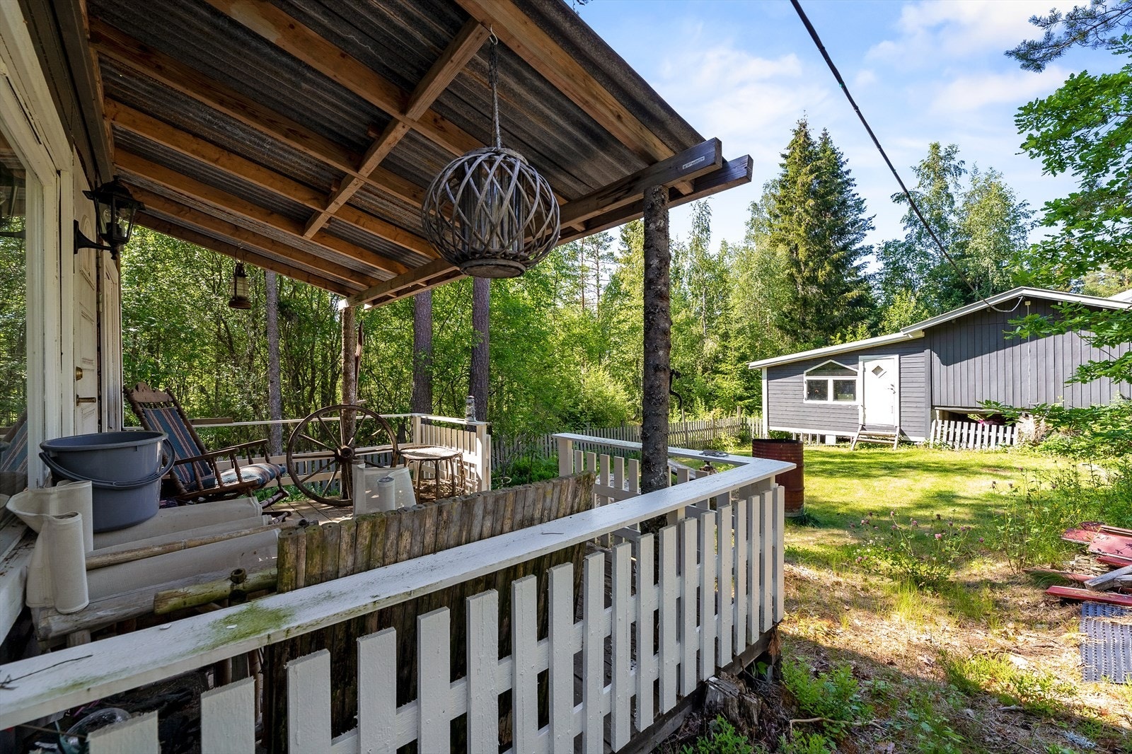 Overbygd veranda med utsikt til hagen fra anneks 2. Galleribilde