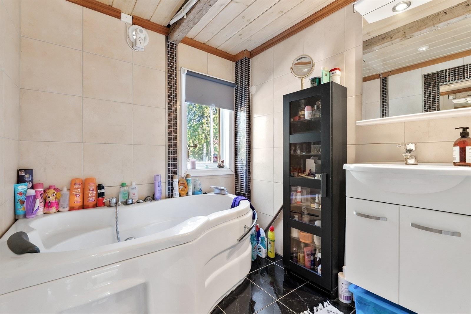 Bad med hjørnebadekar og moderne innredning. Galleribilde