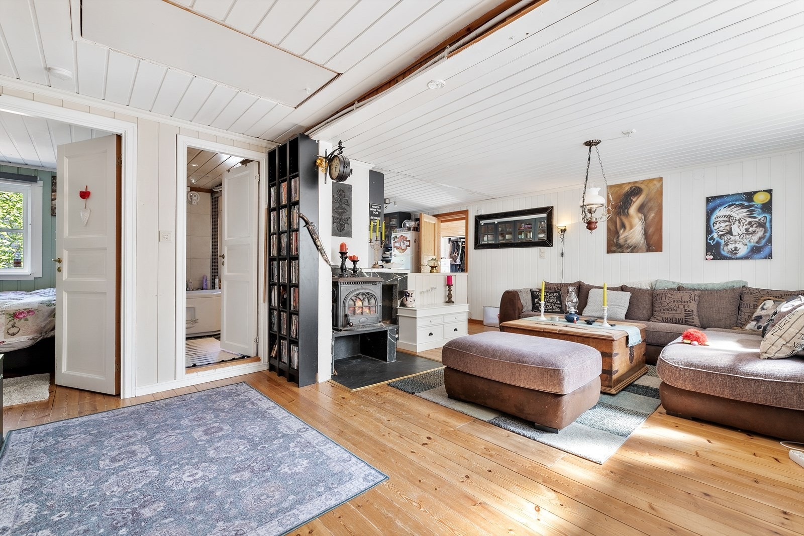 Koselig stue med vedovn og naturlig lysinnslipp. Galleribilde