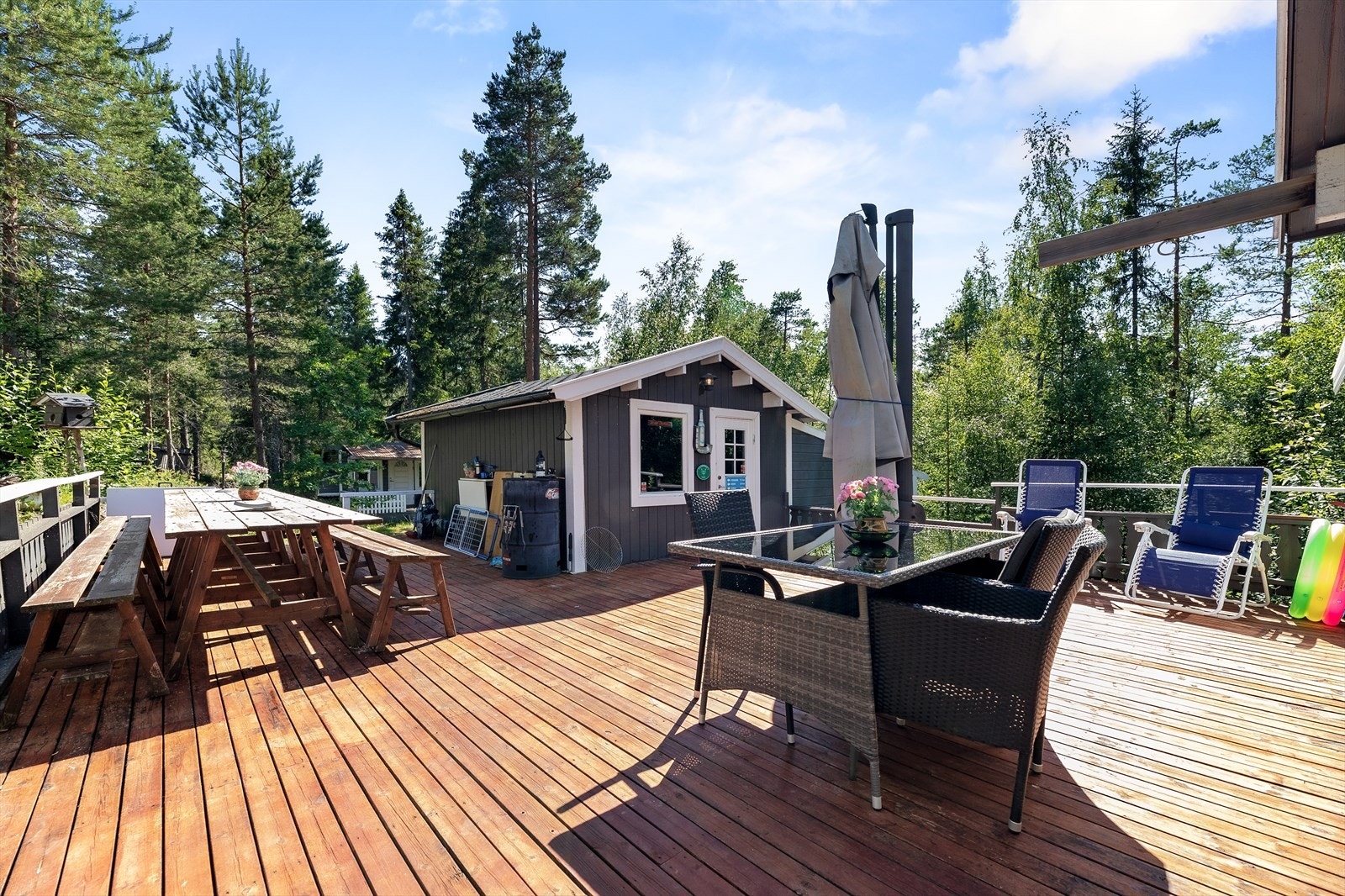 Romslig terrasse med god plass til sosiale sammenkomster og utendørsaktiviteter. Galleribilde