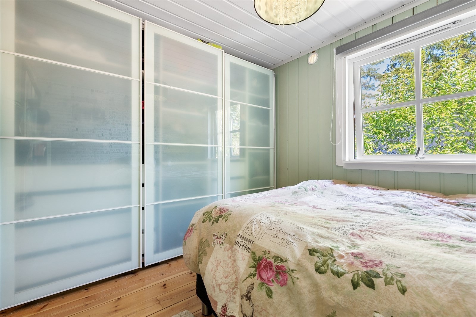 Hovedsoverom med stor garderobe og utsikt mot hagen. Galleribilde