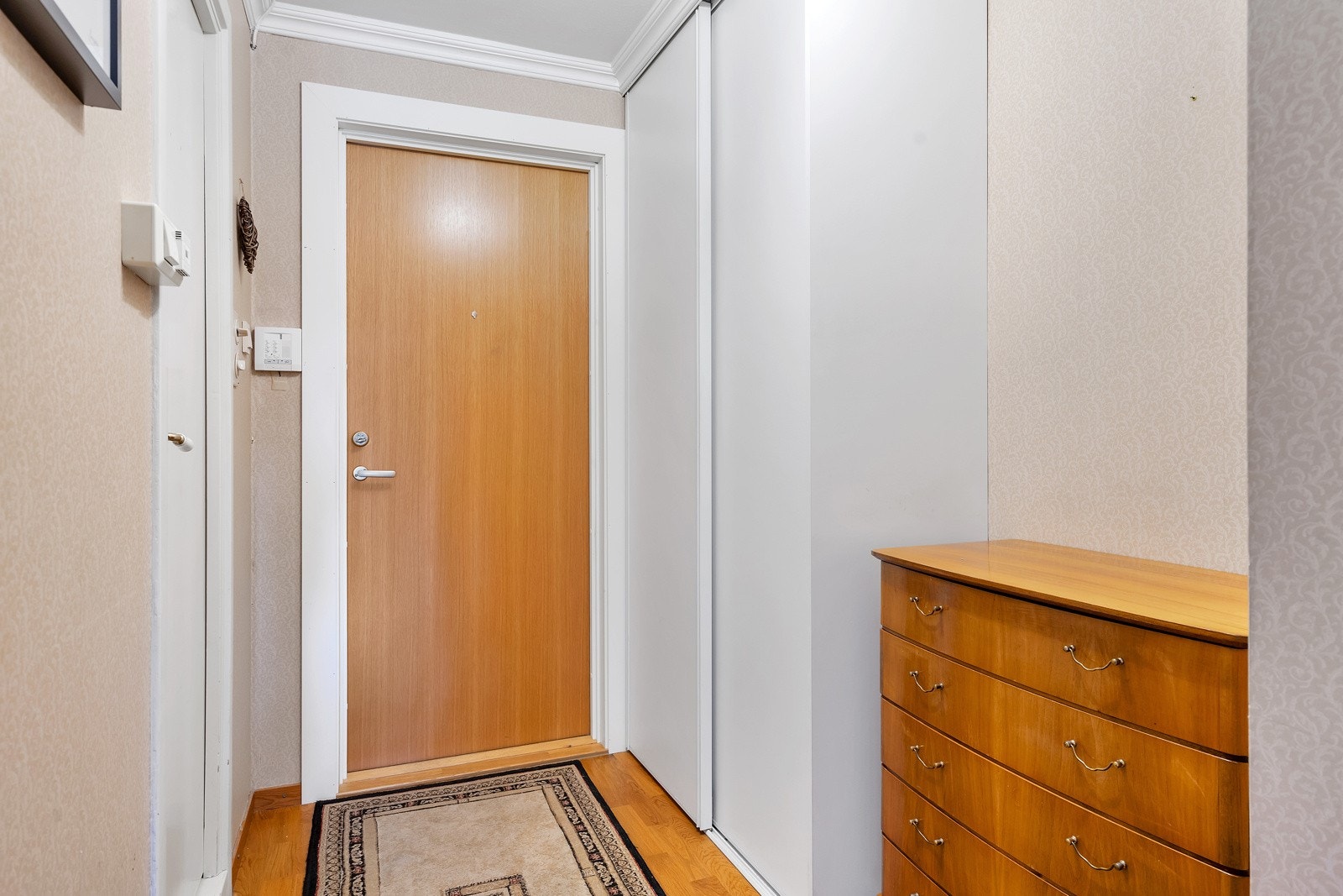 Velkommen inn! - Entré med plass til oppbevaring av yttertøy og sko Galleribilde