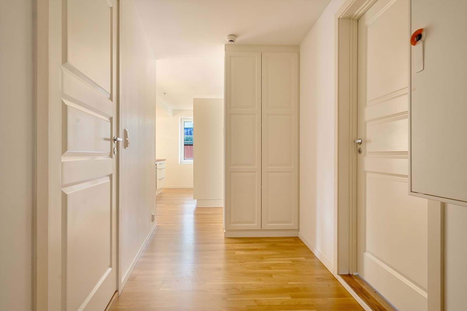 Fra inngangsdør. bad til venstre og vaskerom til høyre Galleribilde