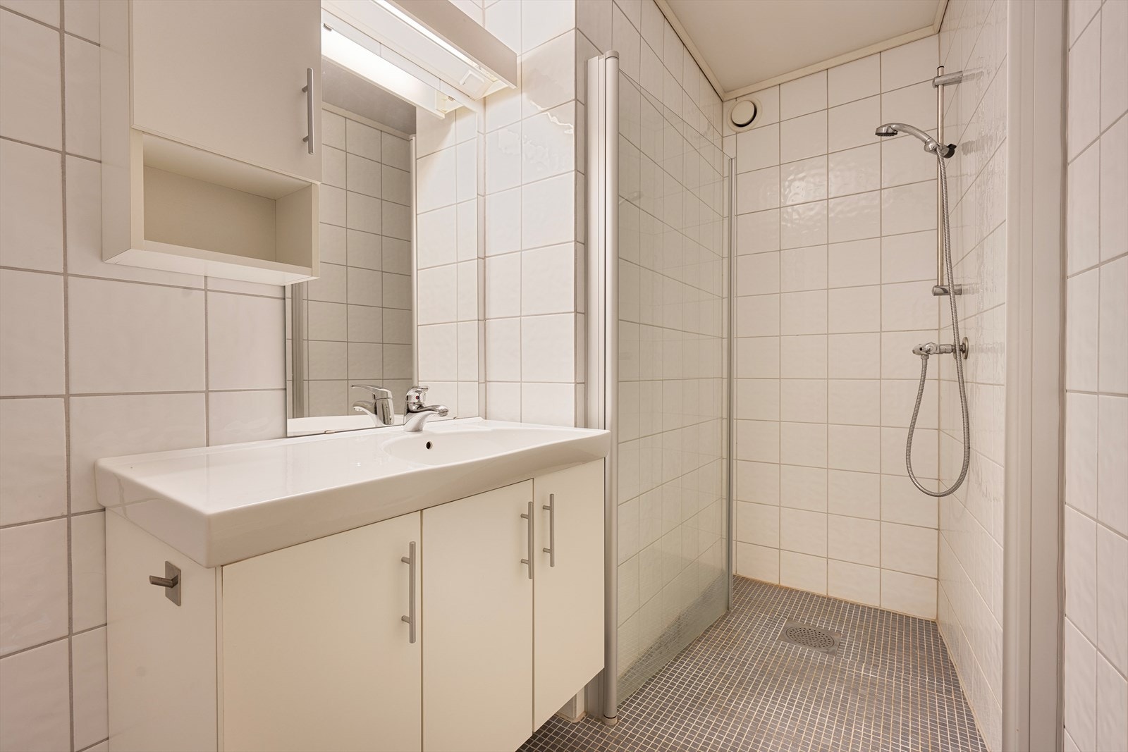 Flislagt bad med dusjhjørne Galleribilde