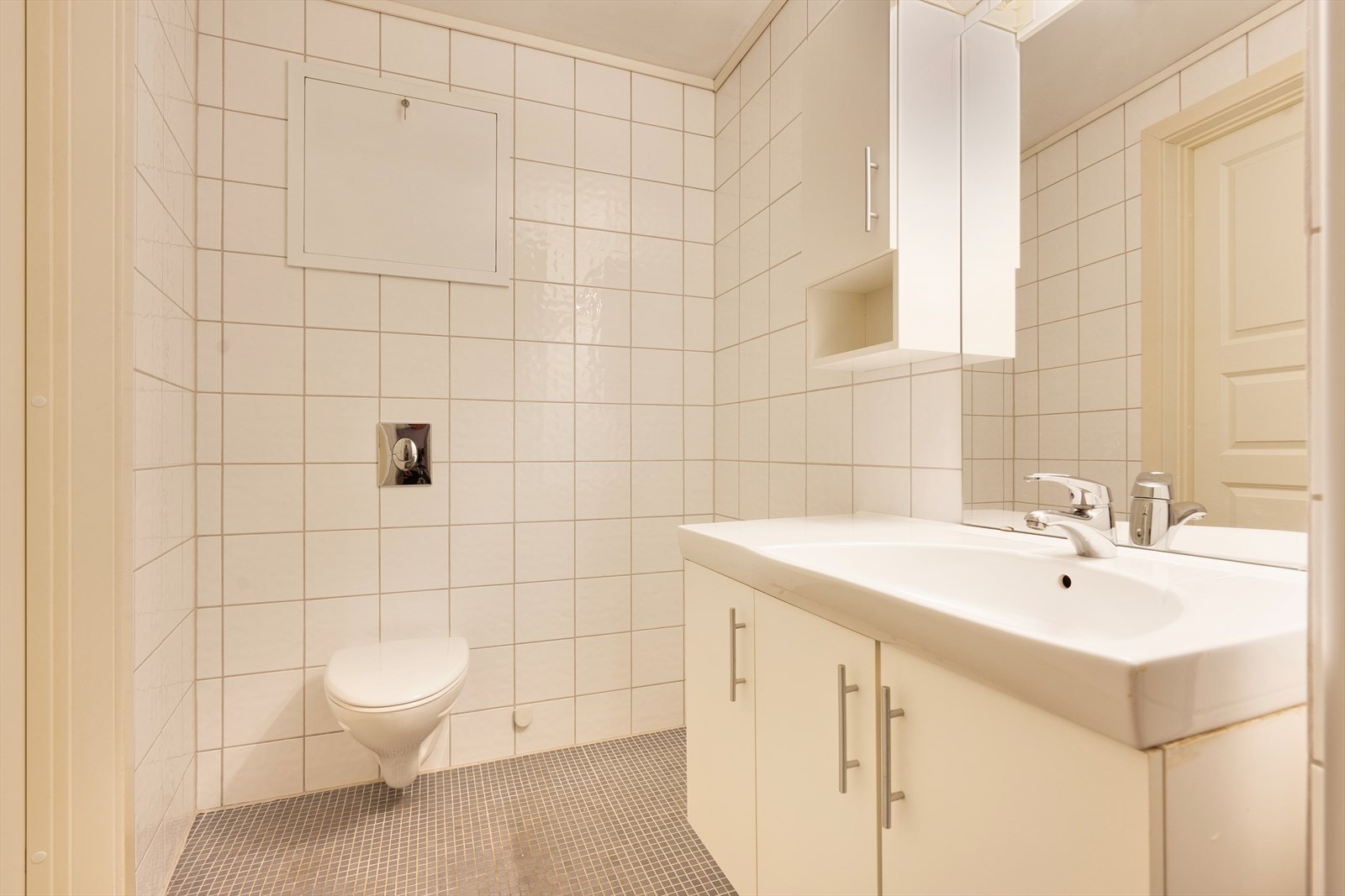 Bad med vegghengt toalett og baderomsinnredning Galleribilde