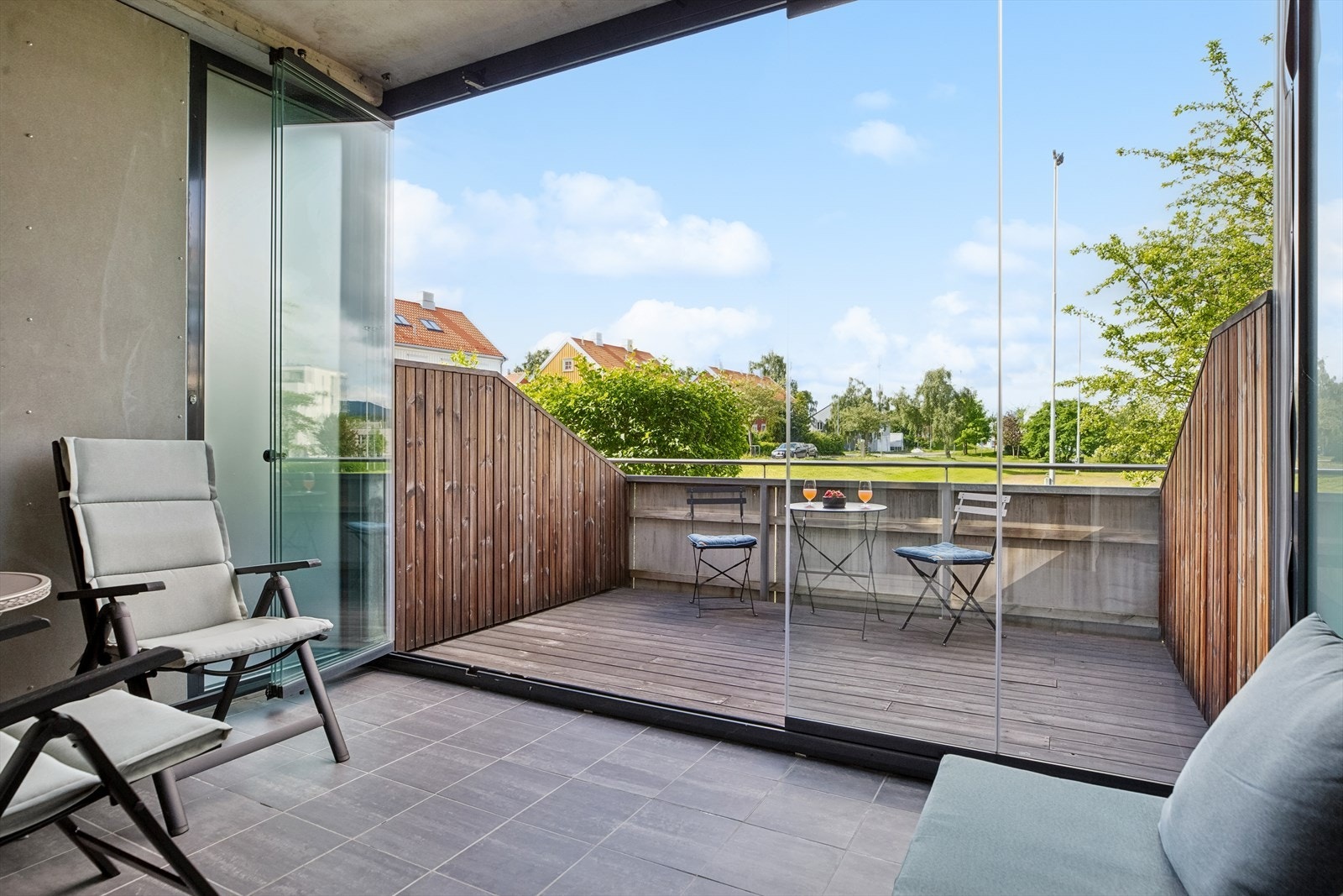 Innglasset terrasse i tillegg til vanlig terrasse skiller denne leiligheten fra de øvrige i området og gir ekstra bruksverdi. Galleribilde