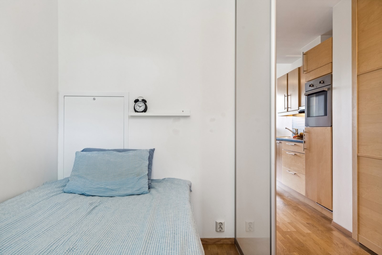 Sovealkove på 4,7 m², vendt mot rolig bakgård. Galleribilde
