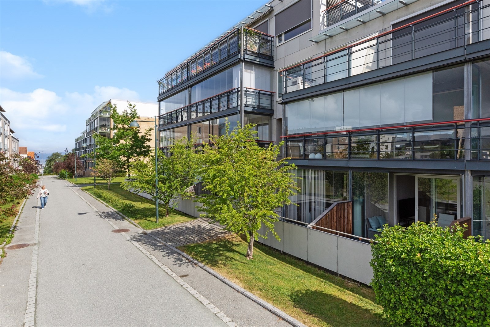 Leiligheten har svært lave bokostnader da blant annet fjernvarme, varmtvann og TV/internett er inkludert i felleskostnadene (1.960 pr mnd). Galleribilde