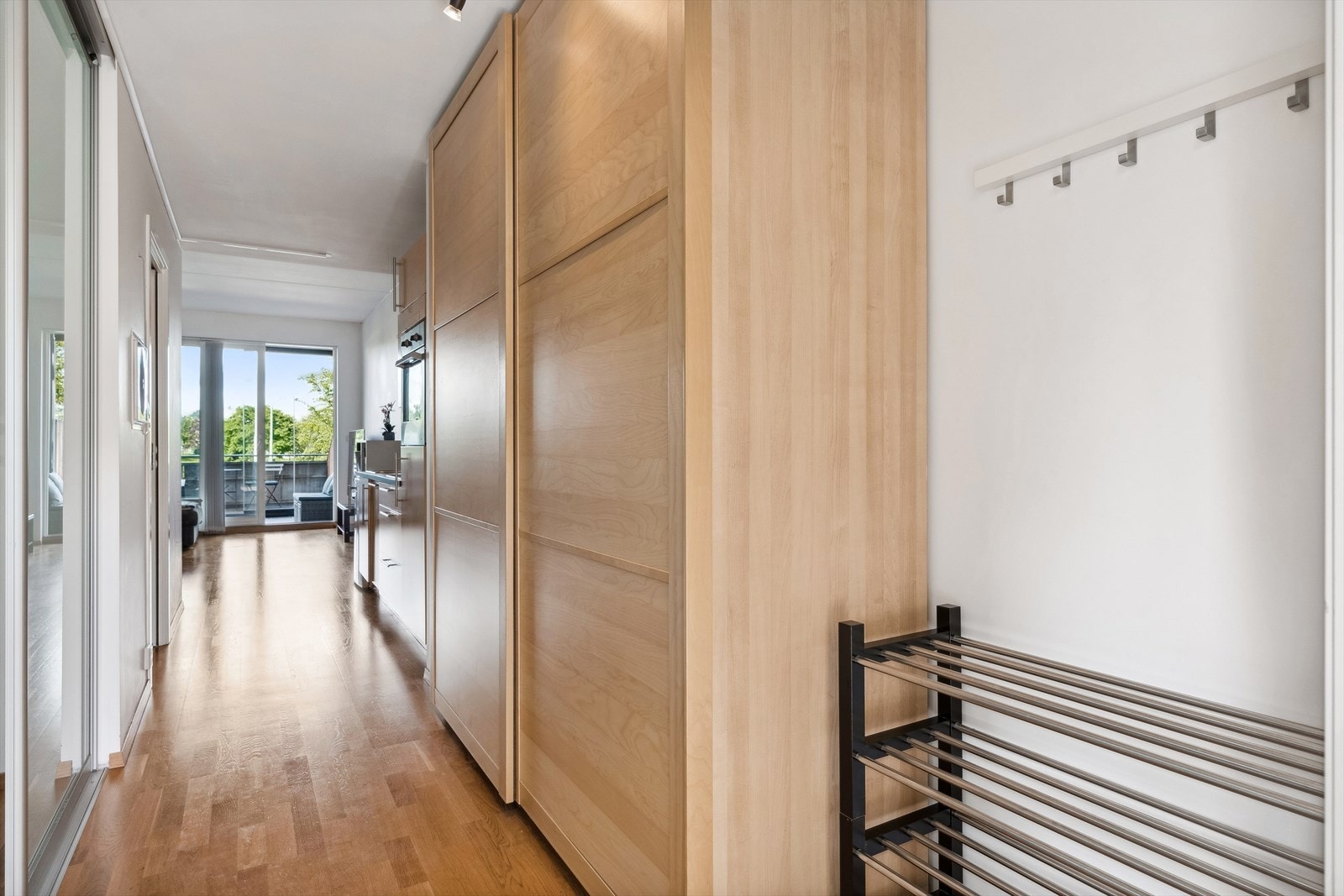Velkommen inn! Romslig skyvedørsgarderobe i gang med gode oppbevaringsmuligheter. Galleribilde